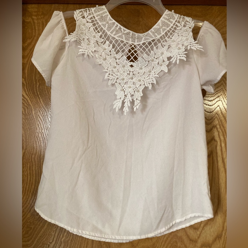 Lodys lace and pearl top